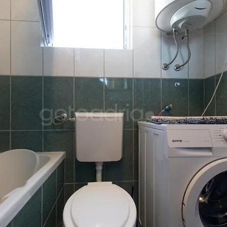 Vesna With Balcony & Free Parking Makarska