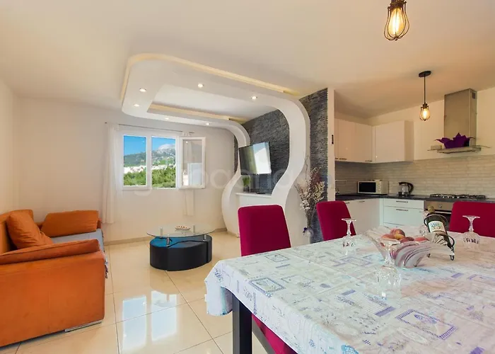 Vesna With Balcony & Free Parking Apartment *