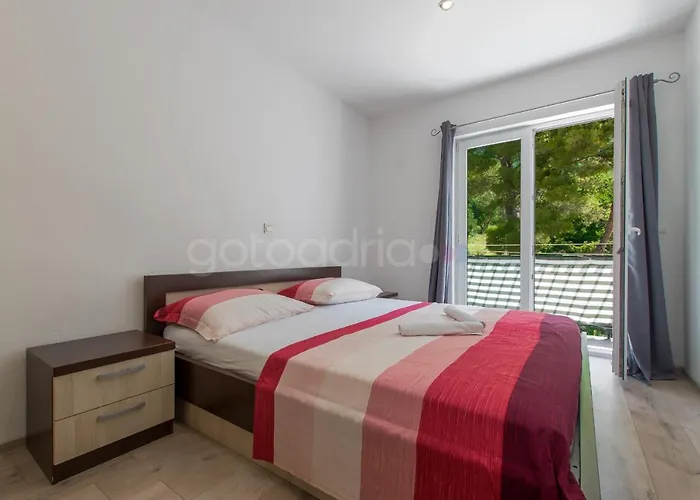 Vesna With Balcony & Free Parking Apartment *