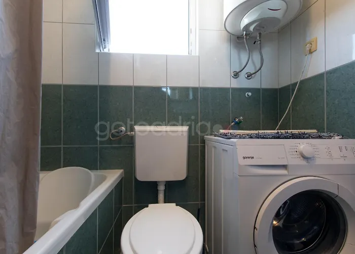 Vesna With Balcony & Free Parking Makarska