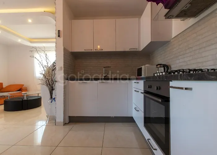 Vesna With Balcony & Free Parking